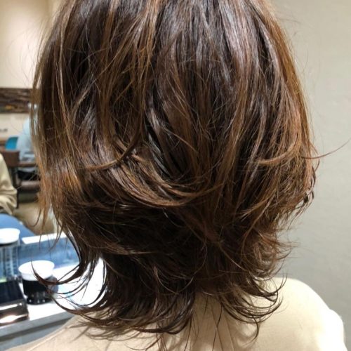 女性の"ウルフ"スタイルが人気継続！【ミディアムウルフレイヤー】