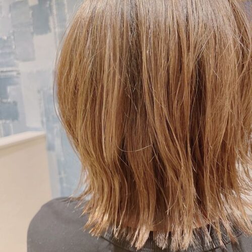 赤みを抑えて柔らかな質感に仕上がる【 白髪ぼかしハイライト × パールベージュ 】