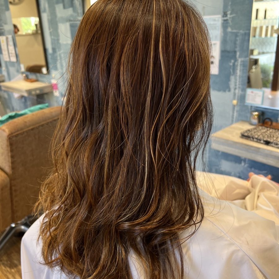 時短かつ髪へのダメージ軽減でお洒落カラースタイル【 ホイル8枚育てる”ハイライト" 】