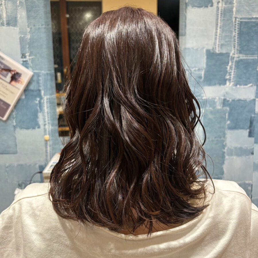 落ち着いた色合いとエレガントさ◎【 波巻きウェーブ × グレージュカラー 】